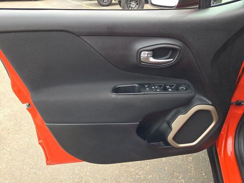 Used 2017 Jeep Renegade Latitude w/ Cold Weather Group image 18