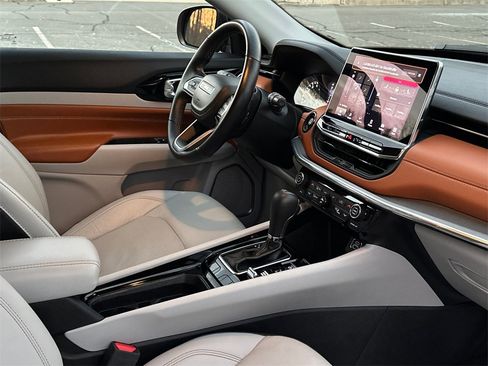 Used 2022 Jeep Compass Limited image 13