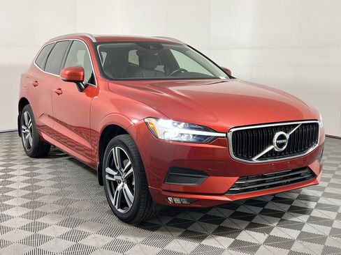 Used 2021 Volvo XC60 T5 Momentum w/ Premium Package image 2