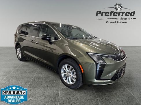 Used 2027 Chrysler Pacifica Select AWD/4WD image 1