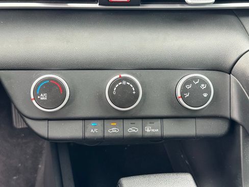 Used 2025 Hyundai Elantra SE FWD image 27