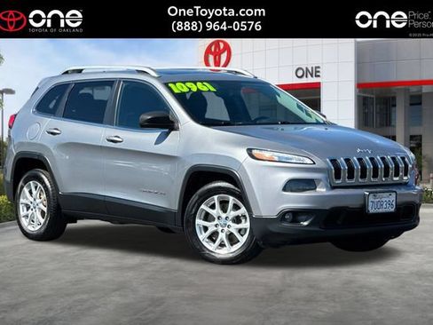 Used 2016 Jeep Cherokee Latitude w/ Comfort/Convenience Group FWD image 1