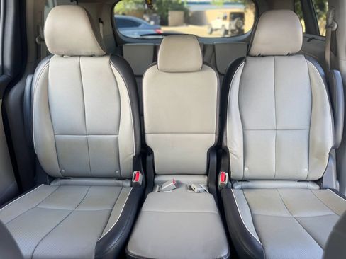 Used 2017 Kia Sedona LX w/ LX Essentials Premium Package FWD image 28