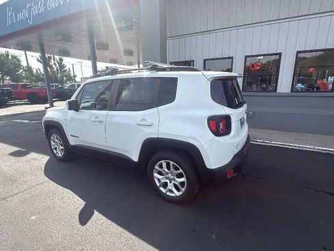 Used 2017 Jeep Renegade Latitude FWD image 4