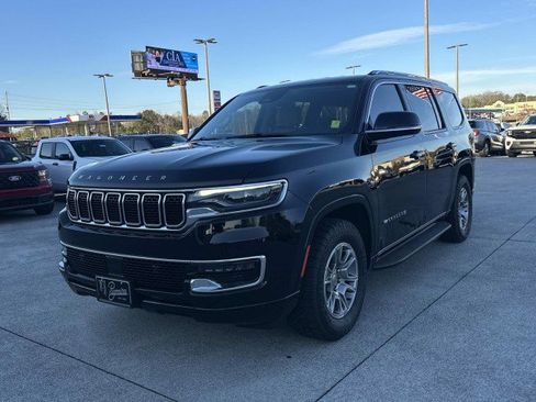 Used 2023 Jeep Wagoneer 4WD image 3