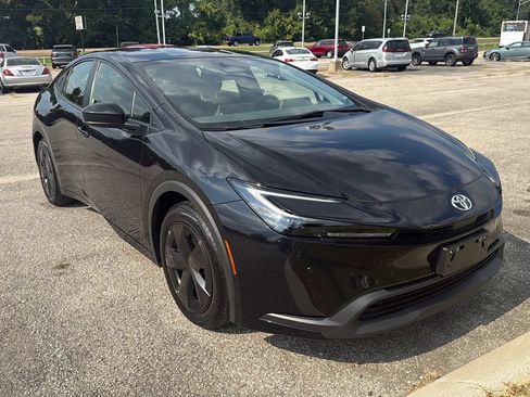 Used 2025 Toyota Prius LE FWD image 7