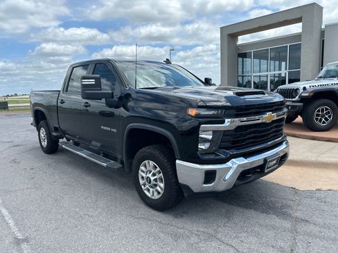 Used 2024 Chevrolet Silverado 2500 LT AWD/4WD image 3
