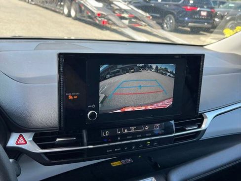 Certified 2025 Toyota Sienna LE FWD image 25