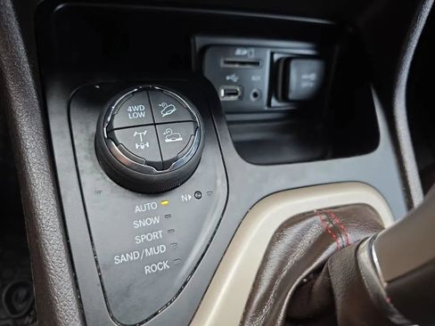 Used 2017 Jeep Cherokee Trailhawk image 37