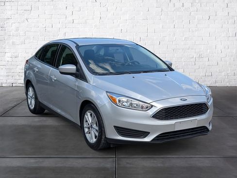 Used 2018 Ford Focus SE FWD image 2