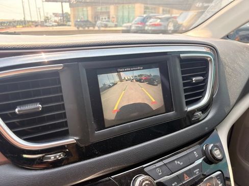 Used 2019 Chrysler Pacifica Touring-L FWD image 18