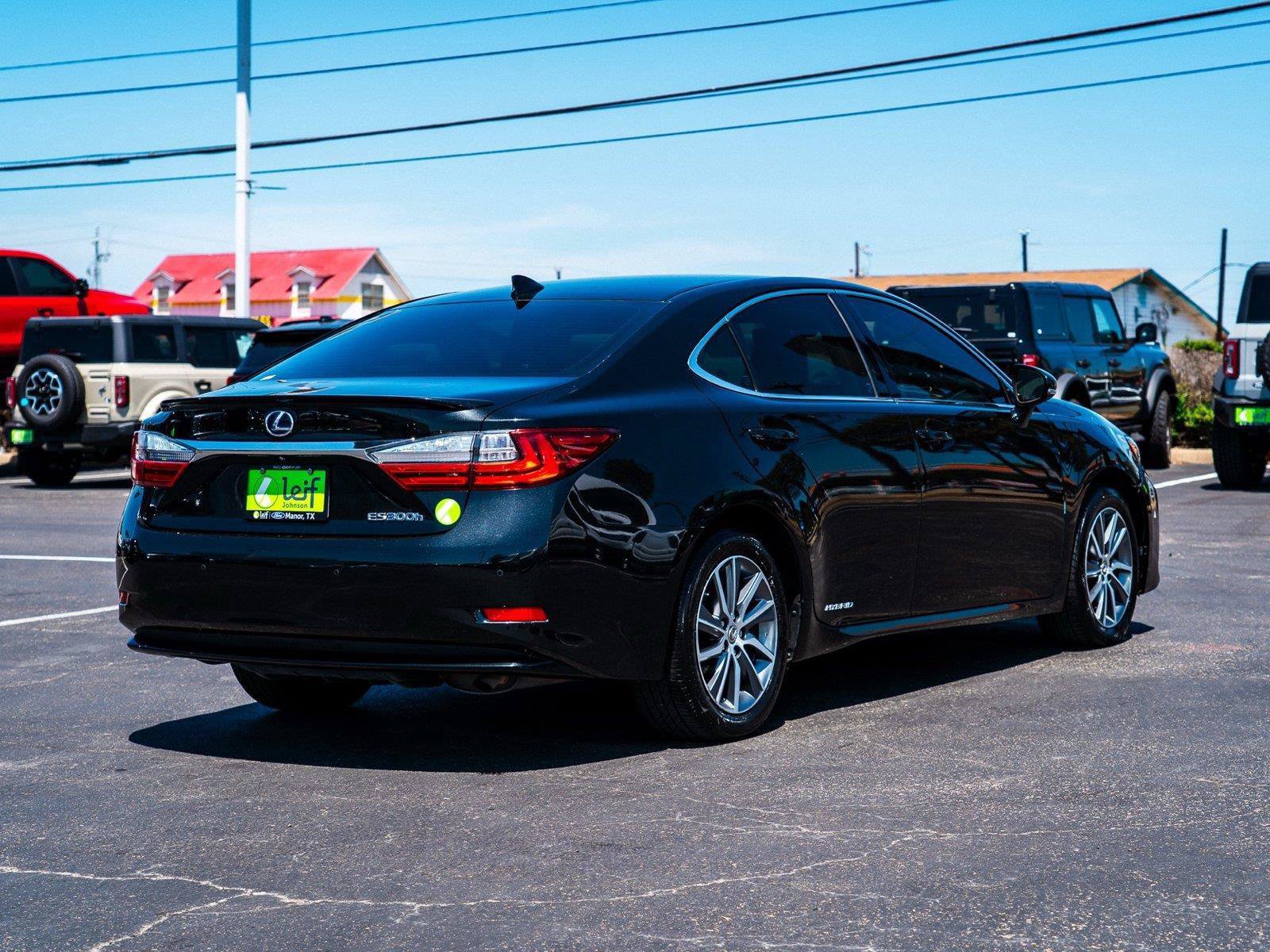 Used 2017 Lexus ES 300h w/ Luxury Package FWD image 4