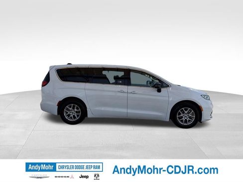 Used 2024 Chrysler Pacifica Touring-L FWD image 8