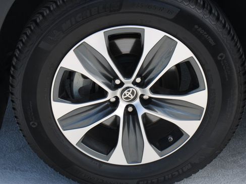 Used 2023 Toyota Highlander XLE FWD image 9