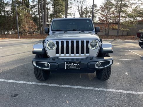 Used 2018 Jeep Wrangler Unlimited Sahara image 3