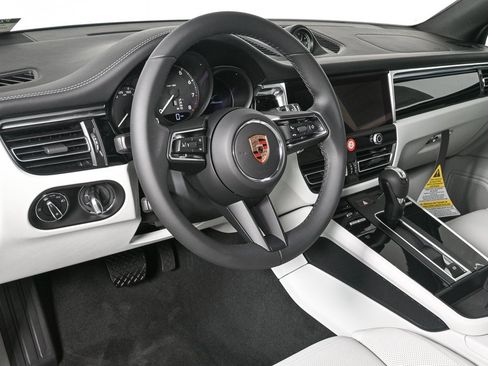 Certified 2025 Porsche Macan image 4