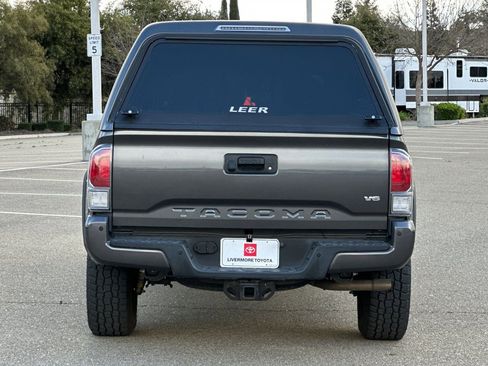 Used 2021 Toyota Tacoma TRD Off-Road w/ Technology Package image 5