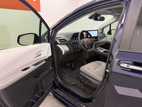 Used 2025 Toyota Sienna XLE FWD image 9