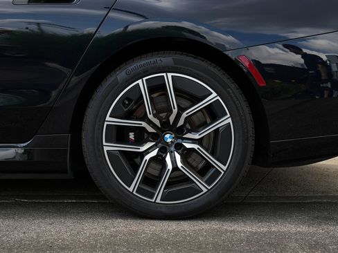 Used 2025 BMW i7 xDrive60 AWD/4WD image 12