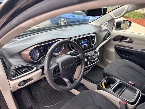 Used 2018 Chrysler Pacifica Touring Plus FWD image 27