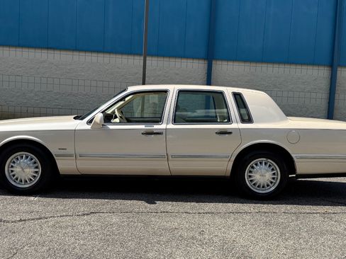 Used 1996 Lincoln Town Car Cartier image 4