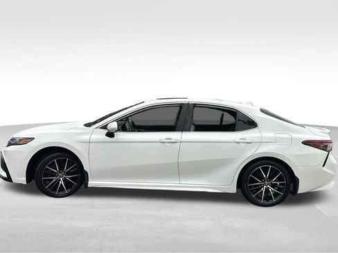 Used 2022 Toyota Camry SE image 4