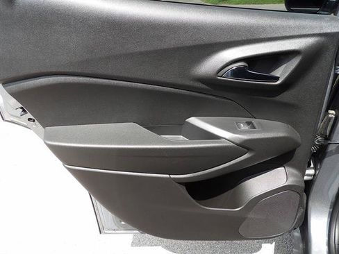Certified 2024 Chevrolet Trax RS w/ Sunroof Package FWD image 27