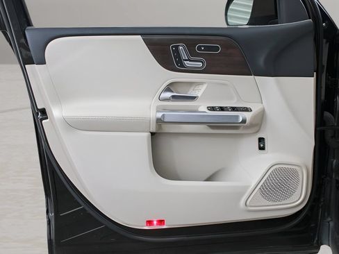 Used 2023 Mercedes-Benz GLB 250 image 31