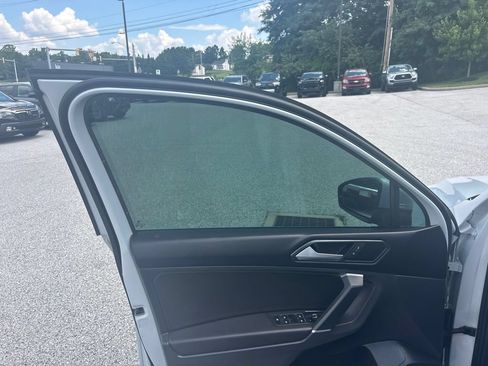 Used 2018 Volkswagen Tiguan SE w/ Panoramic Sunroof Package AWD/4WD image 27
