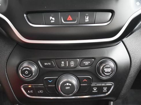 Used 2021 Jeep Cherokee Latitude Plus AWD/4WD image 31