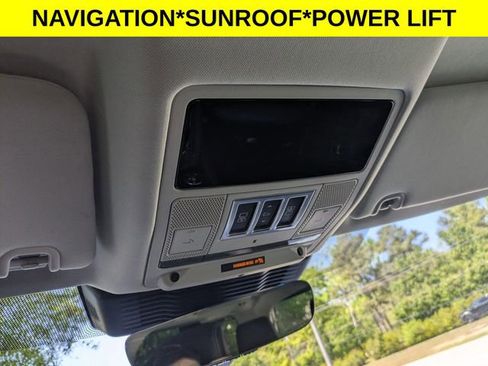 Used 2023 Land Rover Discovery S image 27