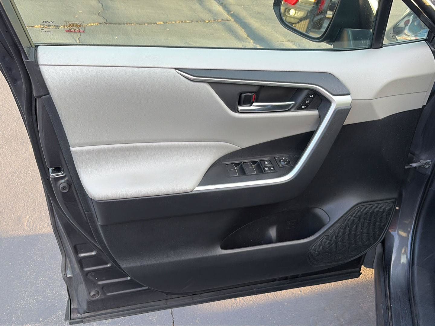 Used 2021 Toyota RAV4 XLE Premium AWD/4WD image 17