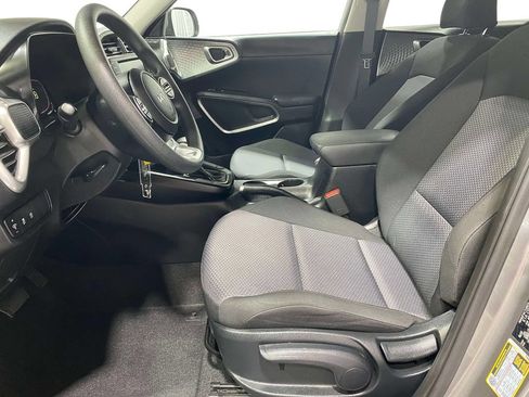 Used 2025 Kia Soul LX w/ LX Technology Package FWD image 14
