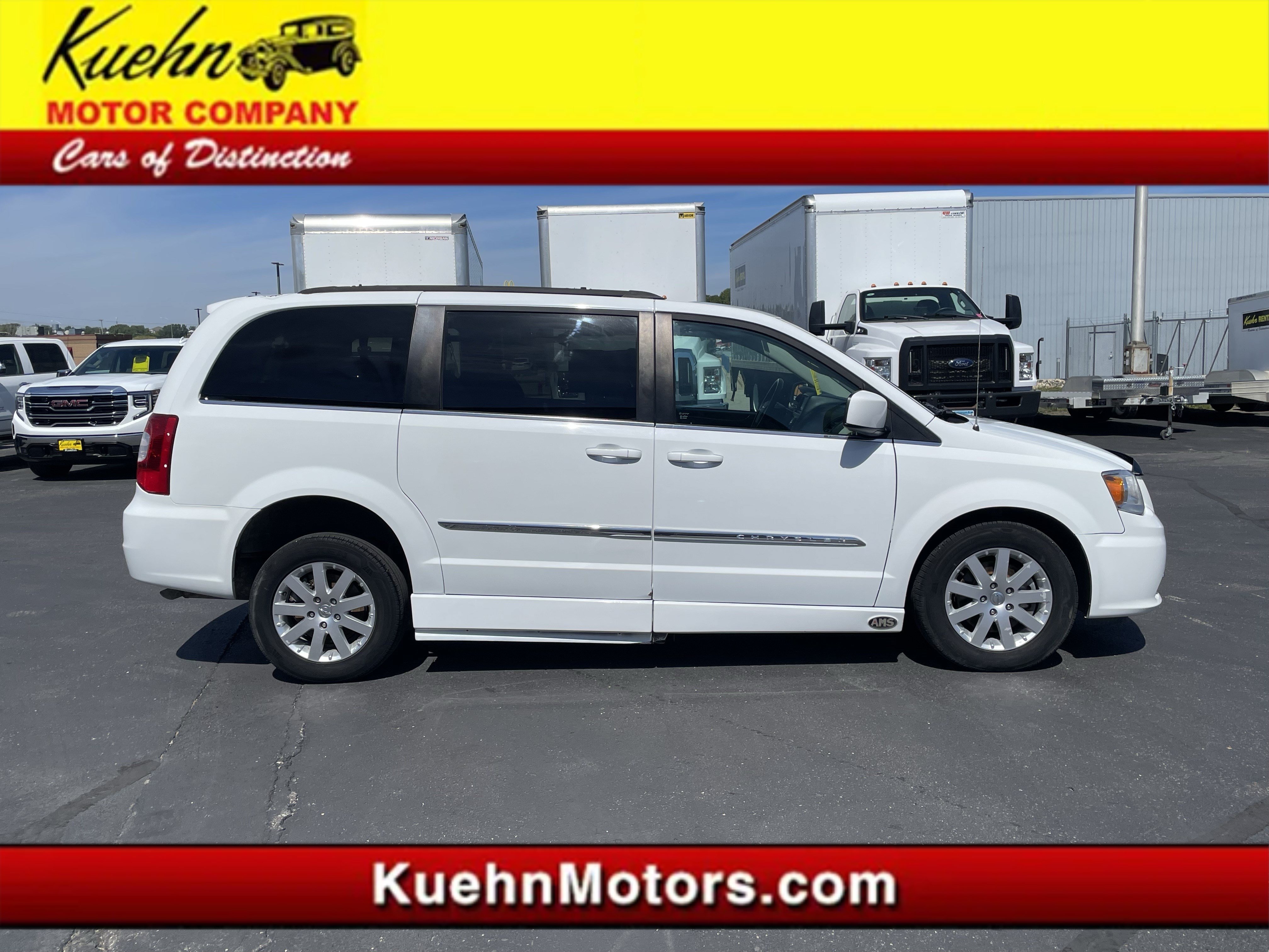 Used 2016 Chrysler Town & Country Touring FWD image 1