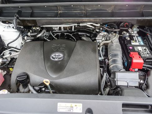 Used 2022 Toyota Highlander XLE AWD/4WD image 27