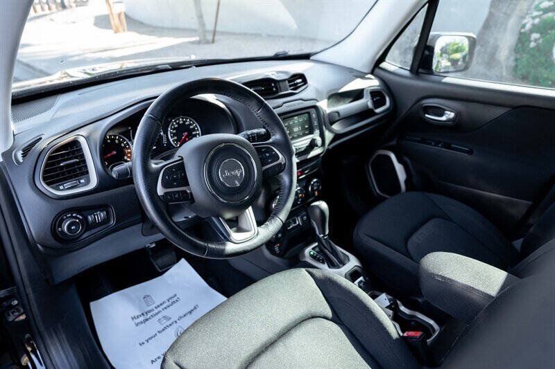 Used 2017 Jeep Renegade Latitude w/ Popular Equipment Group AWD/4WD image 9