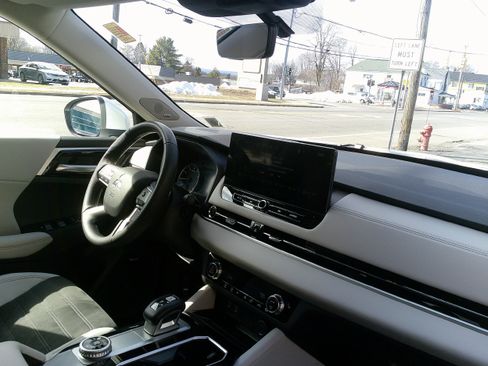 Used 2025 Mitsubishi Outlander SE image 22