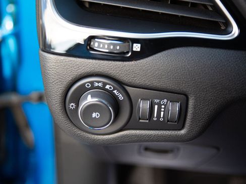 Used 2021 Jeep Cherokee Latitude Plus image 21