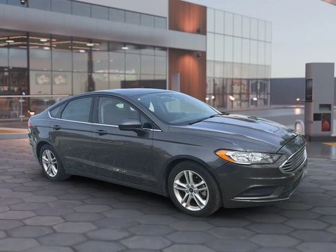Used 2018 Ford Fusion SE w/ Fusion SE Technology Package image 16