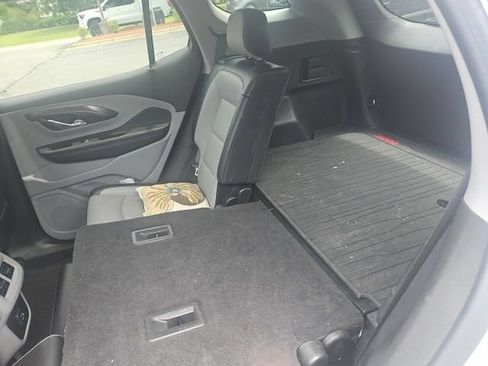 Used 2022 GMC Terrain SLT w/ Tech Package FWD image 6