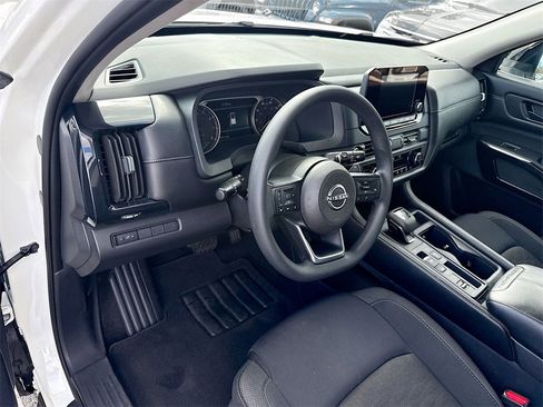 Used 2024 Nissan Pathfinder S image 10