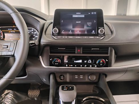 Used 2024 Nissan Rogue SV w/ SV Premium Package FWD image 31