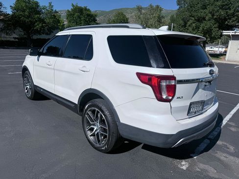 Used 2017 Ford Explorer XLT AWD/4WD image 4
