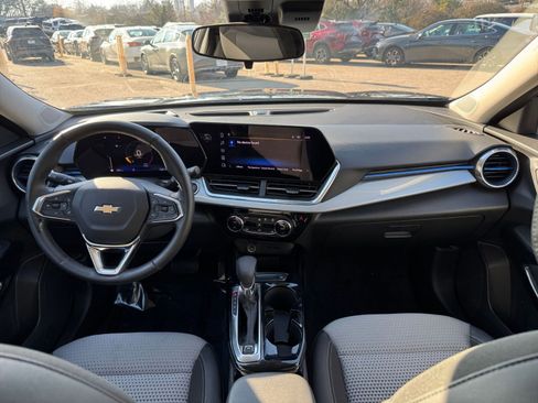 Used 2025 Chevrolet Trax LT w/ LT Convenience Package image 28