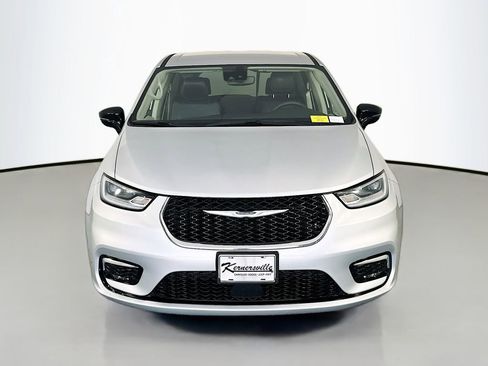 Used 2024 Chrysler Pacifica Touring-L image 2