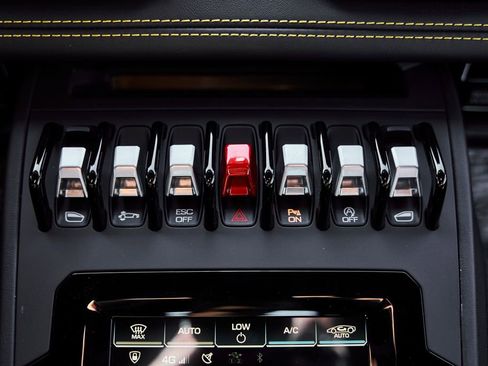 Used 2021 Lamborghini Huracan EVO image 67