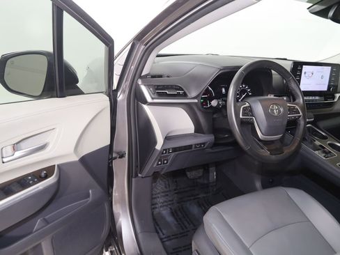 Used 2021 Toyota Sienna XLE FWD image 47