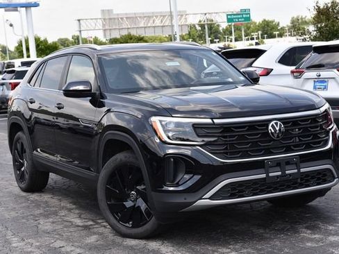 Used 2025 Volkswagen Atlas Cross Sport SE w/ Panoramic Sunroof Package FWD image 2