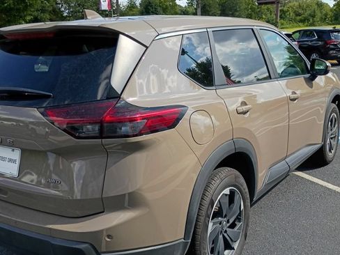 Used 2025 Nissan Rogue SV AWD/4WD image 6