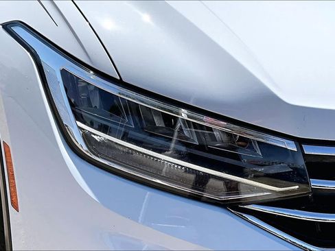 Used 2022 Volkswagen Tiguan SE FWD image 28